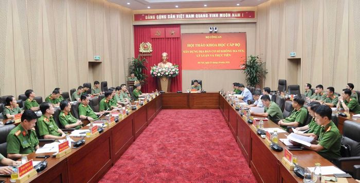 Các đại biểu tham dự hội thảo.