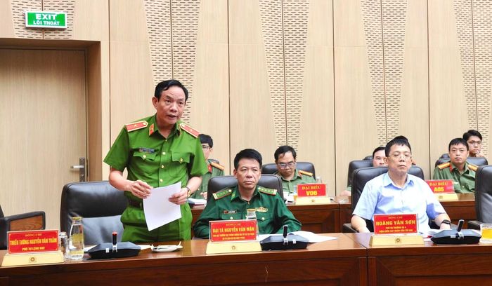 Các đại biểu tham luận tại hội thảo.