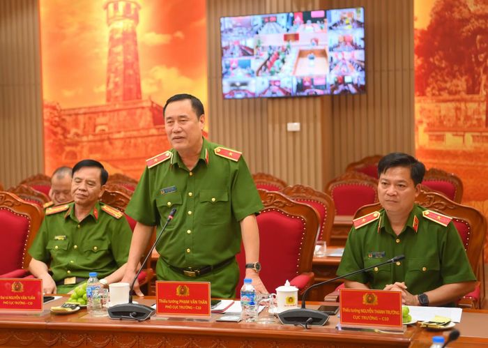 Các đồng chí lãnh đạo Cục Cảnh sát Quản lý trại giam, cơ sở giáo dục bắt buộc, trường giáo dưỡng báo cáo tình hình công tác.
