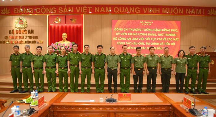 Các đại biểu tại cuộc làm việc.