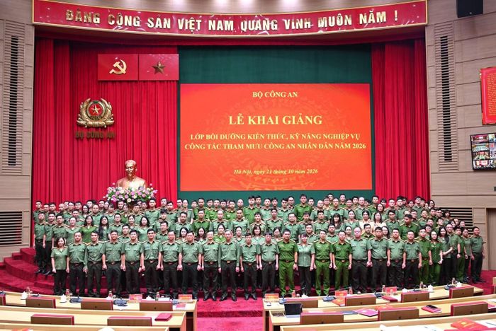 Các đại biểu dự buổi lễ. 