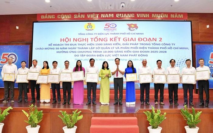 Lãnh đạo Tổng công ty trao khen thưởng cho các tập thể đạt thành tích trong phong trào 1.500 sáng kiến, giải pháp.