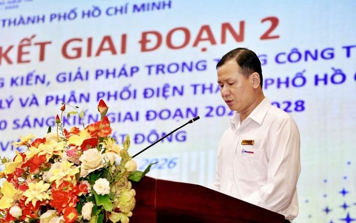 Ông Phạm Văn Thảo, Phó Chủ tịch Công đoàn Tổng công ty trình bày báo cáo tổng kết giai đoạn 2 phong trào thi đua thực hiện 1.500 sáng kiến, giải pháp.