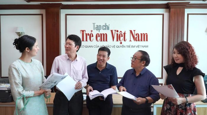 Hoa hậu Ngọc Hân trò chuyện cùng các thành viên của Hội đồng chung khảo. Ảnh: Minh Hằng