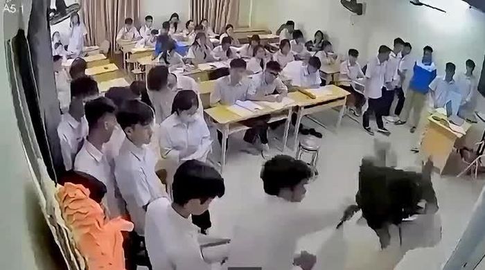 Nam sinh lao lên đánh cô giáo trên bục giảng. (Ảnh chụp màn hình)