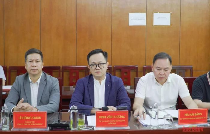 Chủ tịch Công ty TNHH Tập đoàn 365 Group Đinh Vĩnh Cường trao đổi các dự án mong muốn được đầu tư tại tỉnh.