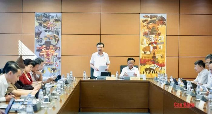 Đại biểu Bế Thanh Tịnh, Phó Bí thư Thường trực Tỉnh ủy, Trưởng Đoàn đại biểu Quốc hội tỉnh chủ trì điều hành phiên thảo luận tại tổ 5.
