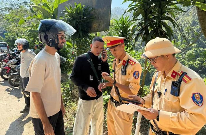 Cán bộ Phòng CSGT kiểm tra giấy phép lái xe của người nước ngoài lưu thông trên địa bàn tỉnh.
