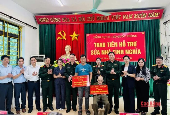 Đoàn công tác trao hỗ trợ cho ông Nông Văn Biền, xóm Bình Dương, xã Bạch Đằng.