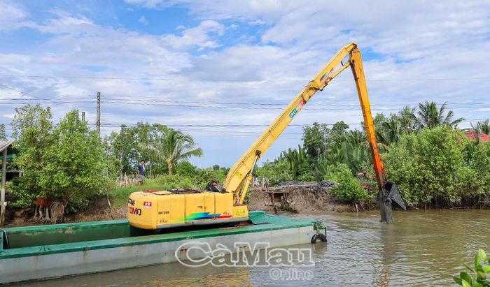 Tuyến lộ tại ấp Bà Hính được đắp đất gia cố, tạo thuận lợi cho đi lại của người dân và chuẩn bị mở rộng mặt đường.