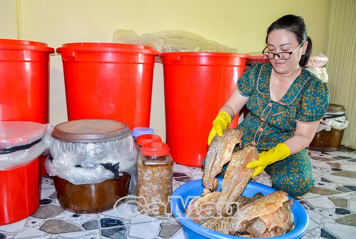 Chị Trương Thị Thuý dỡ những mẻ mắm ngon chuẩn bị giao cho khách hàng.