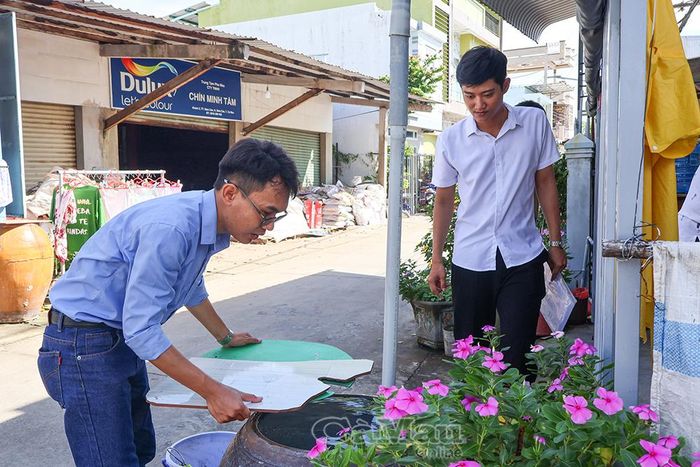 Ngành Y tế xã Năm Căn thường xuyên tuyên truyền, vận động người dân thả cá bảy màu và đậy kín các dụng cụ chứa nước nhằm diệt lăng quăng, phòng, chống sốt xuất huyết.