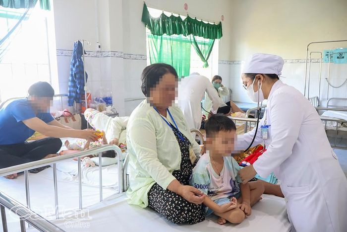 Bệnh viện Đa khoa Năm Căn tiếp nhận, điều trị trung bình từ 20 ca sốt xuất huyết mỗi ngày, gồm bệnh nhân trên địa bàn xã và các địa phương lân cận.