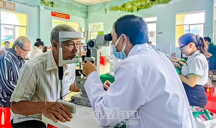 Trạm Y tế xã Hưng Hội tổ chức khám sức khoẻ định kỳ, khám sàng lọc cho người dân ấp Năm Căn.