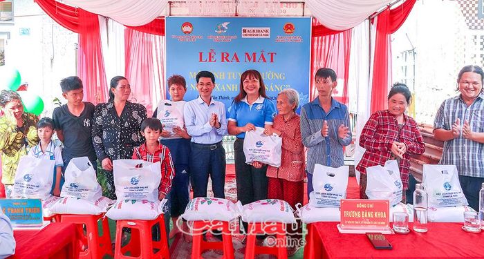 Phó Chủ tịch Thường trực Uỷ ban MTTQ Việt Nam tỉnh Cà Mau Lê Thanh Triều (ảnh trên) và Bí thư Đảng uỷ, Chủ tịch HĐND phường Tân Thành Trương Đăng Khoa, Phó Chủ tịch Hội LHPN tỉnh Nguyễn Thị Ngọc Thuý trao quà cho các hộ dân, học sinh hoàn cảnh khó khăn.