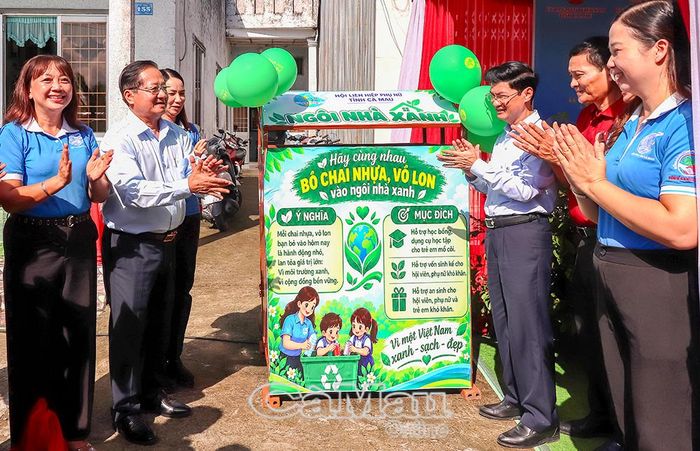  Phó Chủ tịch Thường trực Uỷ ban MTTQ Việt Nam tỉnh Cà Mau Lê Thanh Triều và Bí thư Đảng uỷ, Chủ tịch HĐND phường Tân Thành Trương Đăng Khoa dự lễ ra mắt mô hình “Ngôi nhà xanh” tại Khóm 7, phường Tân Thành.