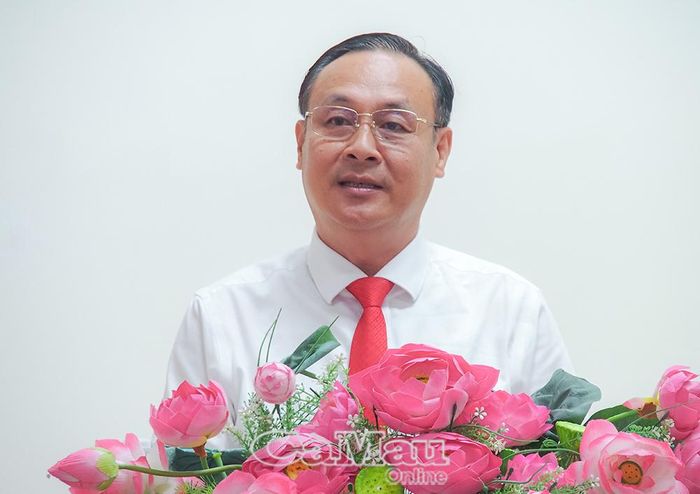 Tiến sĩ Nguyễn Văn Sỹ, Phó Giám đốc Học viện Chính trị khu vực IV, nhấn mạnh yêu cầu gắn kết chặt chẽ giữa lý luận với thực tiễn tỉnh Cà Mau trong từng chuyên đề bồi dưỡng.