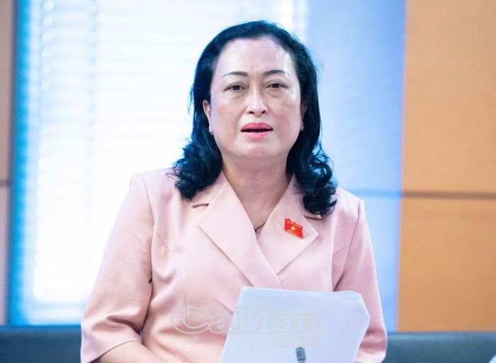 Đại biểu Trần Thị Hoa Ry, Phó Chủ tịch Hội đồng Dân tộc của Quốc hội, góp ý hoàn thiện chính sách hiến, ghép mô, tạng và các quy định về bảo vệ trẻ em, chăm sóc sức khoẻ.