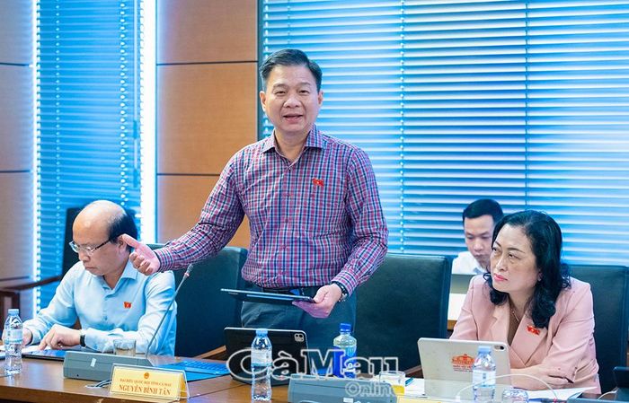 Đại biểu Nguyễn Bình Tân, Phó Trưởng Đoàn chuyên trách Đoàn đại biểu Quốc hội tỉnh Cà Mau, Uỷ viên Uỷ ban Khoa học, Công nghệ và Môi trường của Quốc hội, đóng góp ý kiến về dự án Luật Hiến, lấy, ghép mô, bộ phận cơ thể người và hiến, lấy xác (sửa đổi).