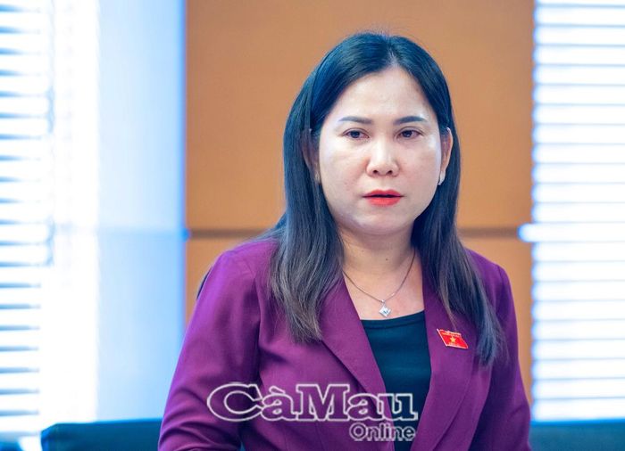 Đại biểu Lê Thị Ngọc Linh, Phó Chủ tịch Uỷ ban MTTQ Việt Nam tỉnh Cà Mau, Chủ tịch Hội Liên hiệp Phụ nữ tỉnh, Uỷ viên Uỷ ban Công tác đại biểu của Quốc hội, phát biểu về hoàn thiện chính sách bảo vệ trẻ em, người khuyết tật và quản lý giá thuốc, thiết bị y tế.