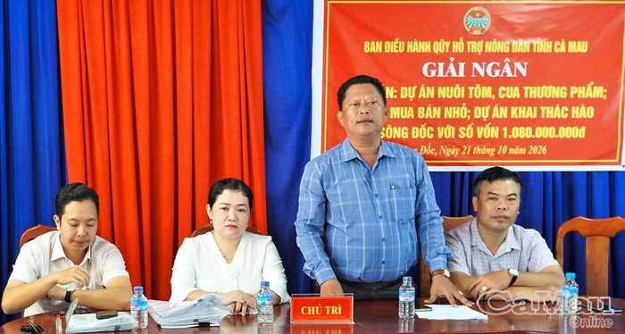 Ông Hồ Quốc Liệt, Chủ tịch Hội Nông dân xã Sông Đốc, phát biểu tại buổi giải ngân vốn.