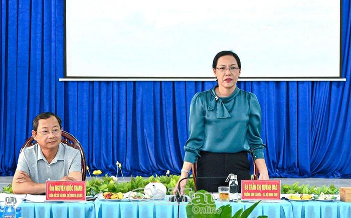 Bà Trần Thị Huỳnh Dao, Trưởng ban Văn hoá - Xã hội HĐND tỉnh, Trưởng đoàn giám sát, đề nghị tháo gỡ khó khăn, nâng cao hiệu quả hoạt động các thiết chế văn hoá, thể thao cấp xã.
