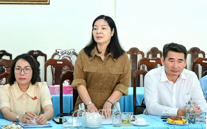 Bà Cao Xuân Thu Ngọc, Phó Giám đốc Báo và phát thanh, truyền hình Cà Mau, thành viên Đoàn giám sát, nêu những khó khăn trong công tác truyền thông cơ sở do thiếu thiết bị, nhân lực và hạn chế trong phối hợp, chia sẻ thông tin tuyên truyền.