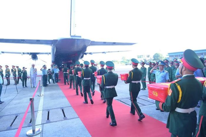 Các chiến sĩ đưa hài cốt lên chuyến bay ra Hà Nội thực hiện giám định danh tính liệt sĩ. (Ảnh: Quân khu 9)