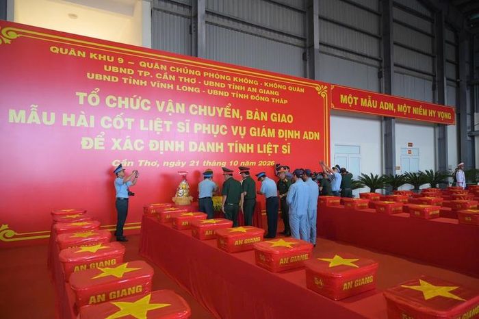 Tổ chức vận chuyển, bàn giao mẫu hài cốt trước khi đưa ra máy bay vận chuyển ra Hà Nội. (Ảnh: Quân khu 9)