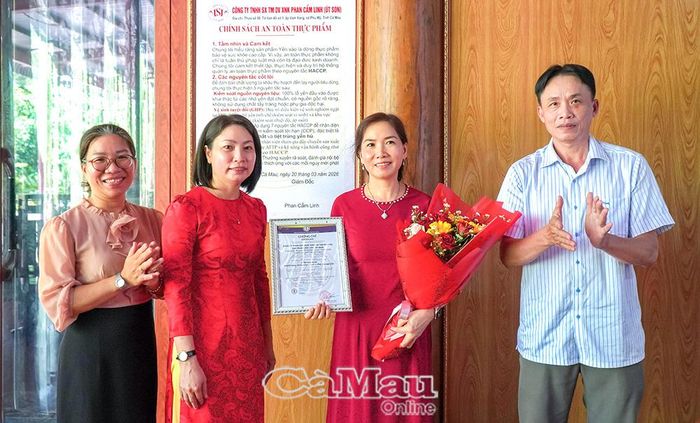 Ông Lê Việt Bình, Phó Chi cục trưởng Chi cục Tiêu chuẩn Đo lường Chất lượng tỉnh Cà Mau (bìa trái), trao chứng nhận HACCP cho Công ty TNHH Sản xuất Thương mại Dịch vụ Phan Cẩm Linh.