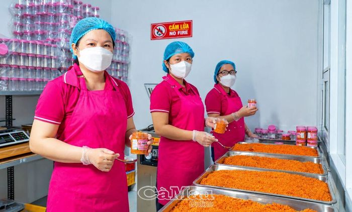 Công nhân Công ty Hương Bảo Châu kiểm soát chặt chẽ quy trình chế biến muối cua theo tiêu chuẩn HACCP.