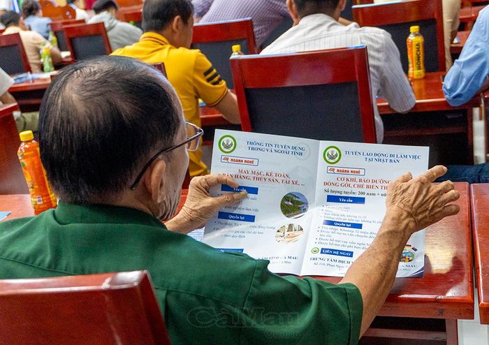 Phụ huynh tìm hiểu thông tin tuyển dụng lao động làm việc ở nước ngoài theo hợp đồng, để có thể góp phần định hướng việc làm cho con em. 