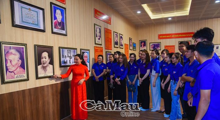 Gìn giữ ký ức lịch sử, bồi đắp tình yêu quê hương cho thế hệ trẻ là một trong những cách phụ nữ góp phần trao truyền giá trị truyền thống. (Trong ảnh: Tuyên truyền, giáo dục lịch sử cho đoàn viên, thanh niên tại Khu Di tích Căn cứ Tỉnh uỷ ở Lung Lá - Nhà Thể, Xã Lương Thế Trân).