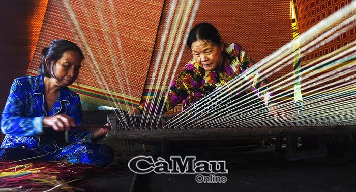 Ba thế hệ trong gia đình chị Cao Thị Thu Hồng, phường Tân Thành, nối tiếp nghề dệt chiếu truyền thống, gìn giữ nét đẹp lao động và giá trị nghề thủ công quê hương.