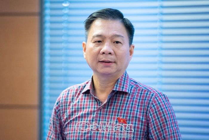 Đại biểu Nguyễn Bình Tân, Phó Trưởng Đoàn chuyên trách Đoàn đại biểu Quốc hội tỉnh Cà Mau, Uỷ viên Uỷ ban Khoa học, Công nghệ và Môi trường của Quốc hội, đề nghị tháo gỡ vướng mắc bảo hiểm xã hội đối với hộ kinh doanh.