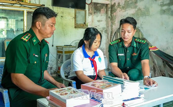 Cán bộ Ðội Vận động quần chúng (Ðồn Biên phòng Sông Ðốc) đến tận nhà hướng dẫn em Lã Mai Thuỳ Linh (ấp Nông Trường, xã Sông Ðốc) học tập.