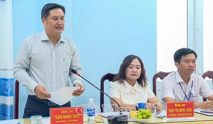  Đồng chí Trần Minh Thới, Phó Bí thư Đảng uỷ, Chủ tịch UBND xã, báo cáo tình hình phát triển kinh tế tư nhân, kinh tế tập thể và hoạt động hợp tác xã của địa phương.