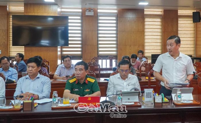 Các đại biểu thảo luận, đề xuất giải pháp tháo gỡ khó khăn, vướng mắc trong xây dựng CSDL và số hoá tài liệu của tỉnh.