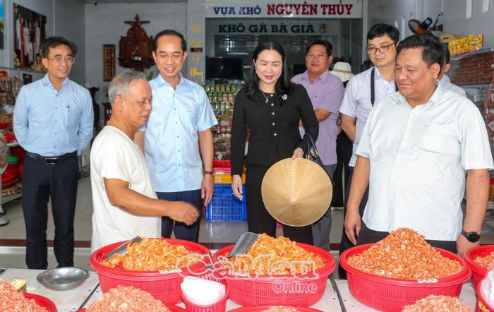 Phó Bí thư Tỉnh uỷ, Chủ tịch Uỷ ban MTTQ Việt Nam tỉnh Cà Mau Hồ Thanh Thuỷ (thứ ba từ trái sang) và các thành viên đoàn công tác khảo sát hoạt động kinh doanh, buôn bán của người dân xung quanh khu vực Nhà thờ Tắc Sậy.