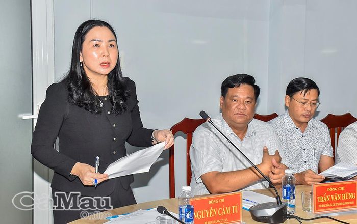 Bí thư Đảng uỷ xã Phong Thạnh Nguyễn Cẩm Tú báo cáo các kết quả thực hiện nhiệm vụ chính trị trọng tâm của địa phương.
