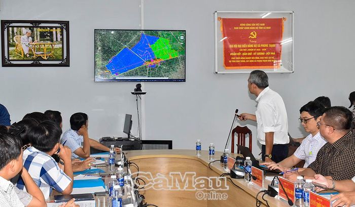 Đại diện đơn vị tư vấn trình bày báo cáo Quy hoạch chung xã Phong Thạnh và Quy hoạch chi tiết Khu dịch vụ du lịch Tắc Sậy.
