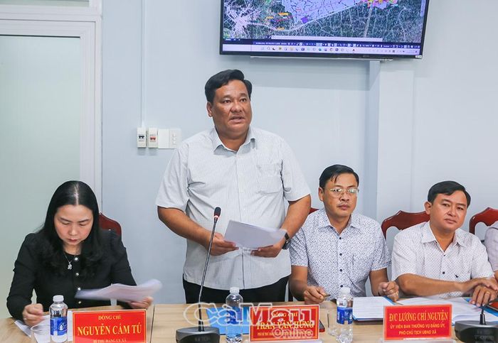 Phó Bí thư Đảng uỷ, Chủ tịch UBND xã Phong Thạnh Trần Văn Hùng báo cáo giải pháp phấn đấu đạt chỉ tiêu tăng trưởng kinh tế hai con số.