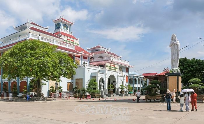 Nhà thờ Tắc Sậy thu hút đông du khách và khách hành hương mỗi năm.