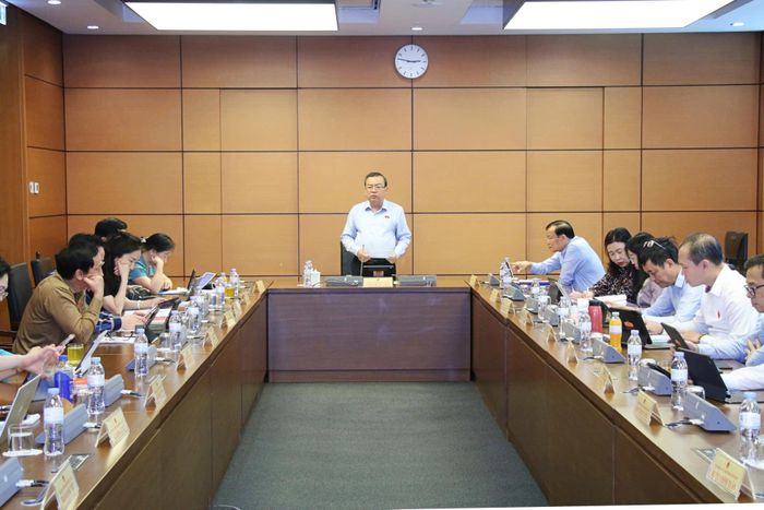 Các đại biểu Quốc hội thảo luật tại Tổ về Dự án Luật sửa đổi, bổ sung một số điều của Luật Điện lực. Ảnh: N. TRƯỜNG