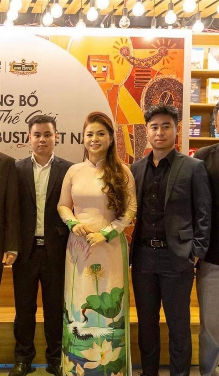 Đặng Lê Trung Nguyên (bên trái) và Đặng Lê Bình Nguyên (bên phải) lần đầu xuất hiện bên cạnh bà Lê Hoàng Diệp Thảo. Ảnh: FBNV