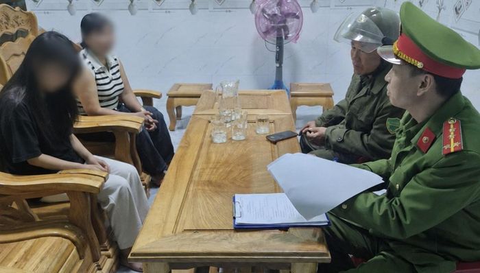 Công an xã Kon Đào đưa cháu bé trở về nhà an toàn.. Ảnh: CA.