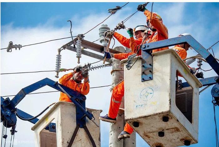 Công nhân Tổng công ty Điện lực miền Trung khắc phục sự cố trên lưới điện, tháng 11/2025. Ảnh: An Phương, ảnh minh họa.
