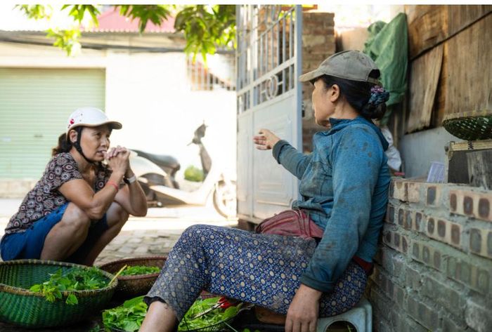 Người dân bàn tán về vụ việc. Ảnh: Như Hoàn.