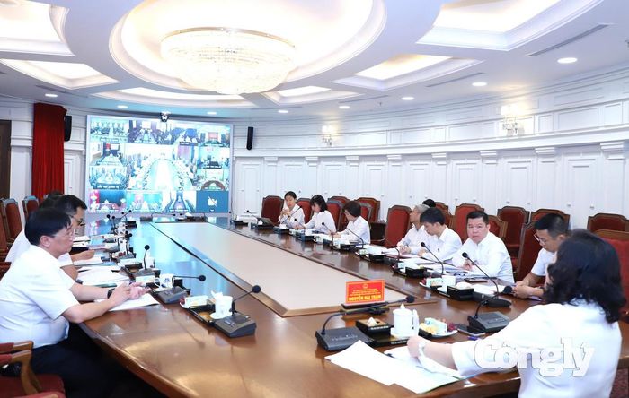 Cuộc họp được tổ chức theo hình thức trực tiếp kết hợp trực tuyến