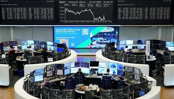 Bảng điện tử hiển thị chỉ số DAX tại Sở Giao dịch Chứng khoán Frankfurt (Đức), ngày 20/10/2026. Ảnh: Reuters/Staff.